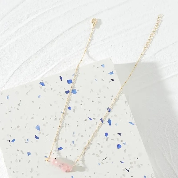 Rose Quartz Crystal Chip Gold Necklace- NWT - Picture 2 of 2